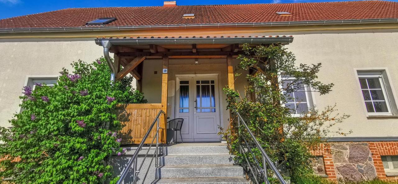 Apartment In Herrenhaus Gross Pinnow Exterior foto